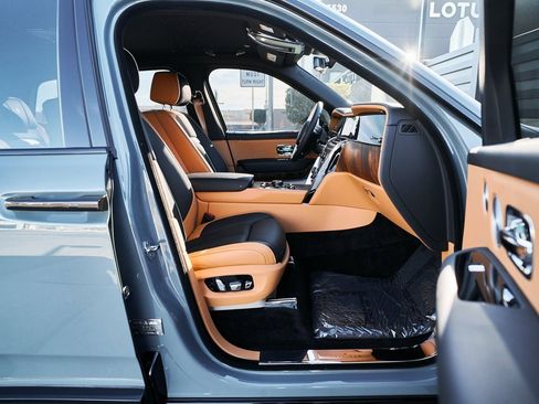Used 2025 Rolls-Royce Cullinan image 26