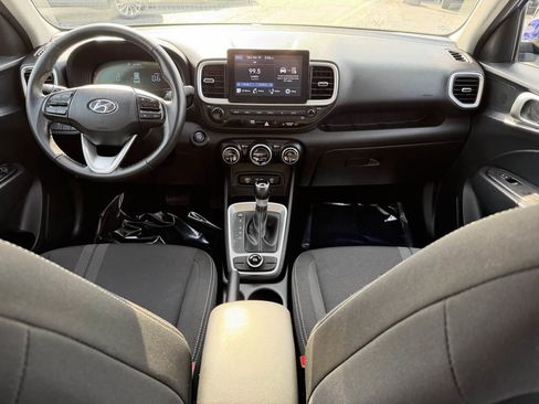 Used 2025 Hyundai Venue SEL image 16