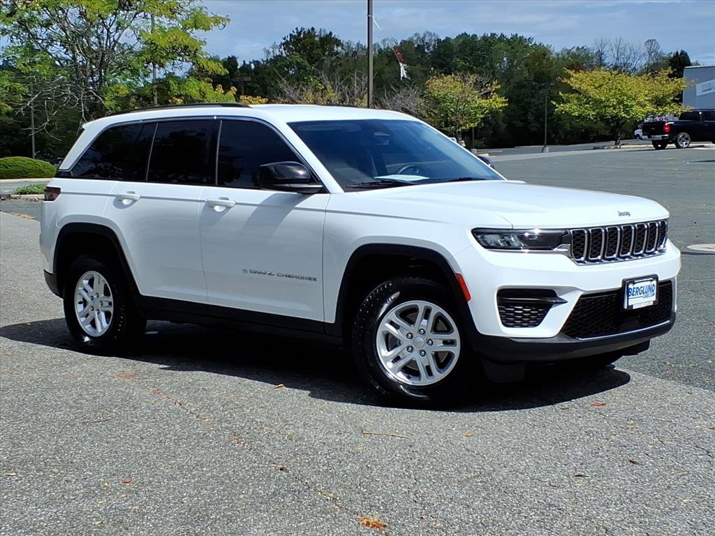 Used 2022 Jeep Grand Cherokee Laredo w/ Luxury Tech Group I RWD image 2