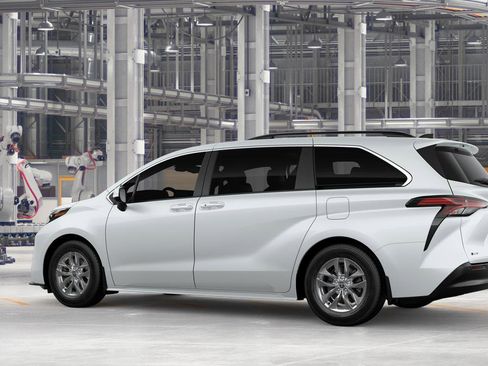 New 2026 Toyota Sienna XLE FWD image 5