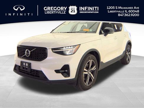 Used 2023 Volvo XC40 B5 Plus AWD/4WD image 1
