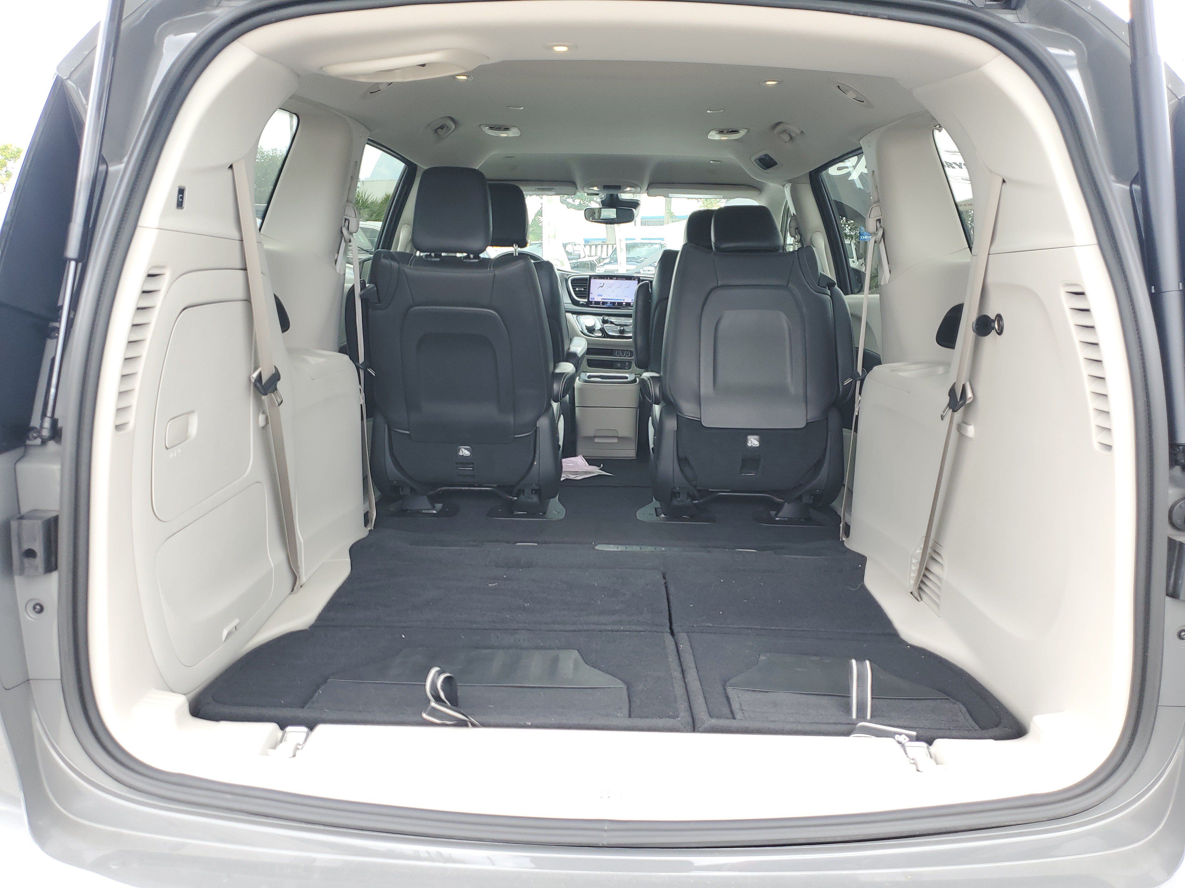 Used 2022 Chrysler Pacifica Touring-L FWD image 7
