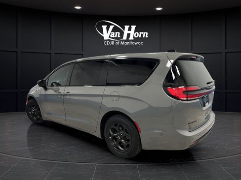 Used 2023 Chrysler Pacifica Limited w/ S Appearance Package FWD image 5