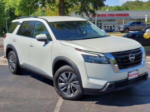 Used 2024 Nissan Pathfinder SV FWD image 2