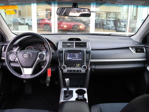 Used 2014 Toyota Camry L image 16