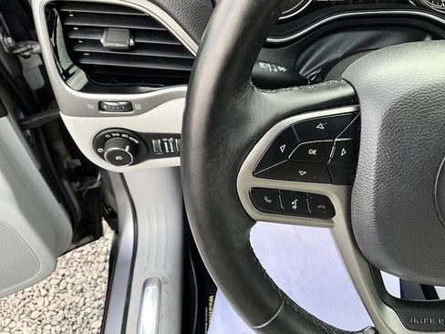 Used 2019 Jeep Cherokee Limited w/ Luxury Group AWD/4WD image 35