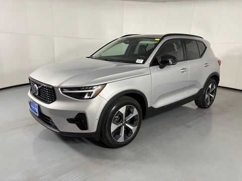 Used 2023 Volvo XC40 B5 Plus w/ Driver Assist Package AWD/4WD image 4