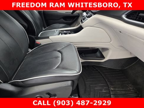 Used 2023 Chrysler Pacifica Limited FWD image 9