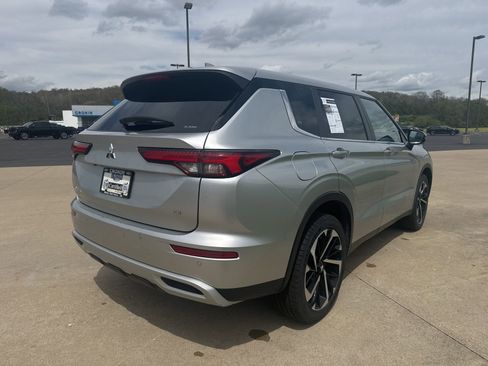 Used 2024 Mitsubishi Outlander SE AWD/4WD image 4