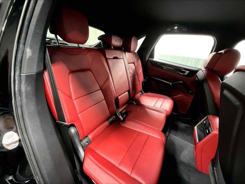 Used 2021 Porsche Cayenne image 32