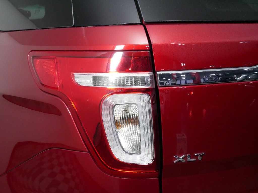 Used 2015 Ford Explorer XLT w/ Equipment Group 202B AWD/4WD image 12