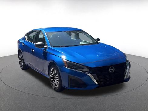 Used 2025 Nissan Altima 2.5 SV FWD image 3