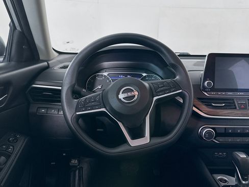 Used 2024 Nissan Altima 2.5 SV image 17