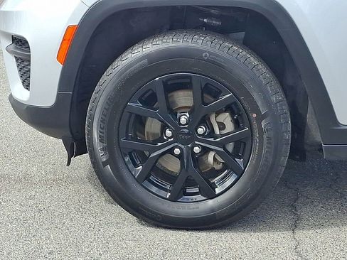 Used 2024 Jeep Grand Cherokee Altitude AWD/4WD image 10