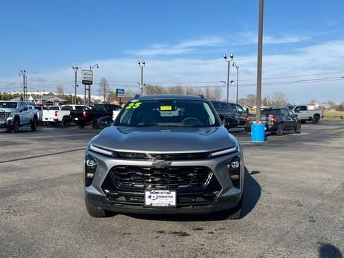Used 2025 Chevrolet Trax ACTIV w/ Sunroof Package image 2