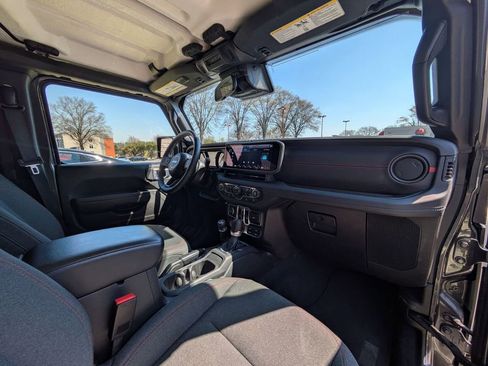Used 2025 Jeep Wrangler Unlimited Rubicon w/ Convenience Group image 28
