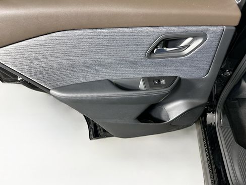 Used 2023 Nissan Rogue SV image 24