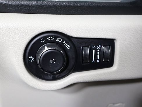 Used 2023 Chrysler Pacifica Limited image 46