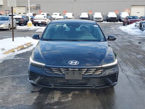 Used 2025 Hyundai Elantra SEL image 2