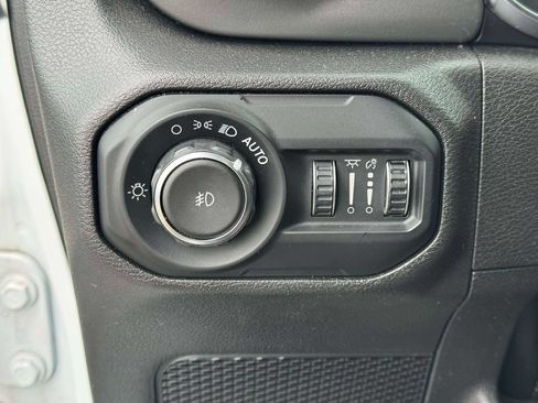 Used 2022 Jeep Wrangler Unlimited Sahara w/ LED Lighting Group AWD/4WD image 18