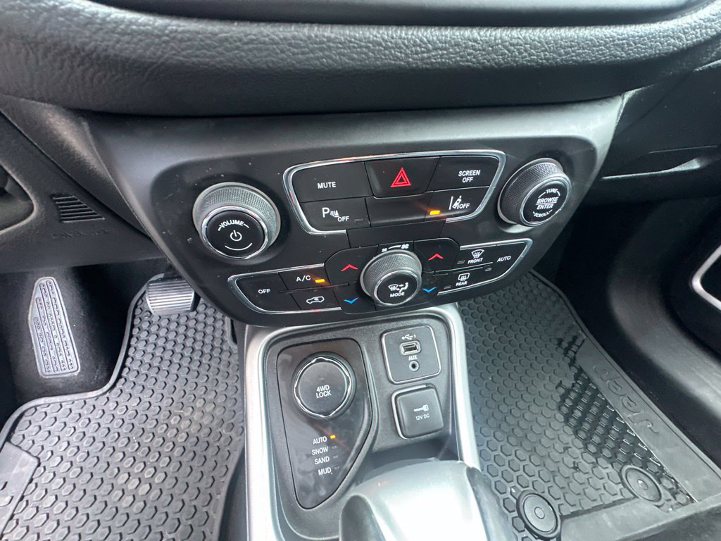 Used 2019 Jeep Compass Latitude w/ Cold Weather Group AWD/4WD image 18