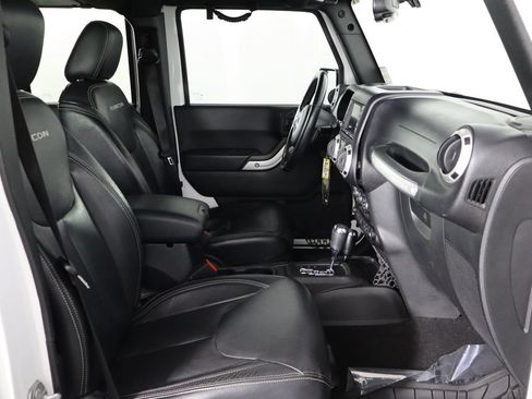 Used 2017 Jeep Wrangler Unlimited Rubicon w/ Connectivity Group AWD/4WD image 18