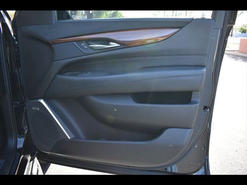 Used 2017 Cadillac Escalade Luxury image 36