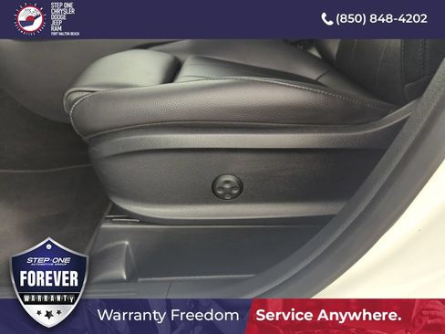 Used 2023 Mercedes-Benz GLB 250 4MATIC w/ Premium Package image 12
