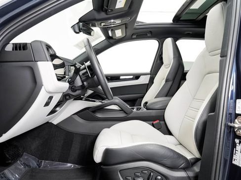 Certified 2026 Porsche Cayenne AWD/4WD image 8