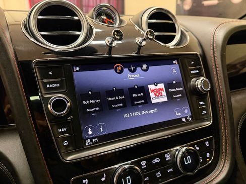 Used 2017 Bentley Bentayga AWD/4WD image 46