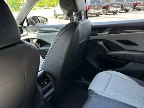 Used 2025 Volkswagen Tiguan SE R-Line AWD/4WD image 24