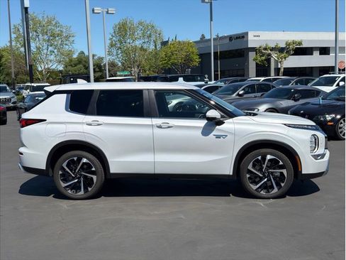 Used 2025 Mitsubishi Outlander SE image 4