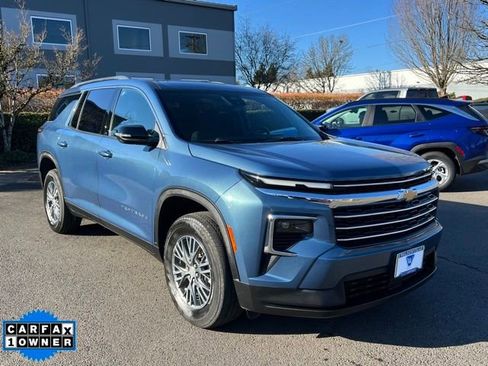 Used 2025 Chevrolet Traverse LT image 1