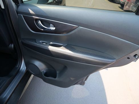 Used 2018 Nissan Rogue SV AWD/4WD image 25