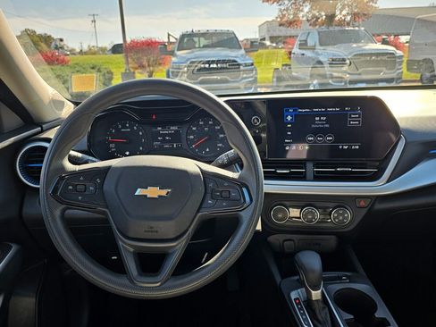 Used 2025 Chevrolet Trax LS image 30