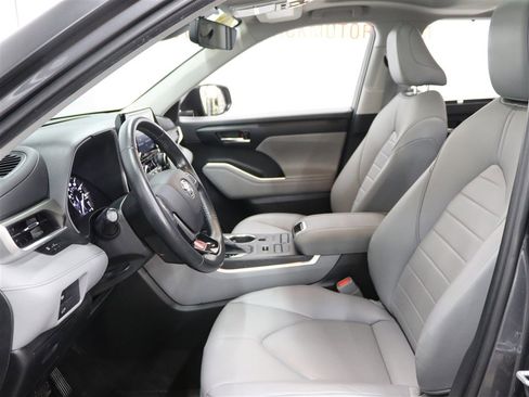 Used 2021 Toyota Highlander XLE image 11