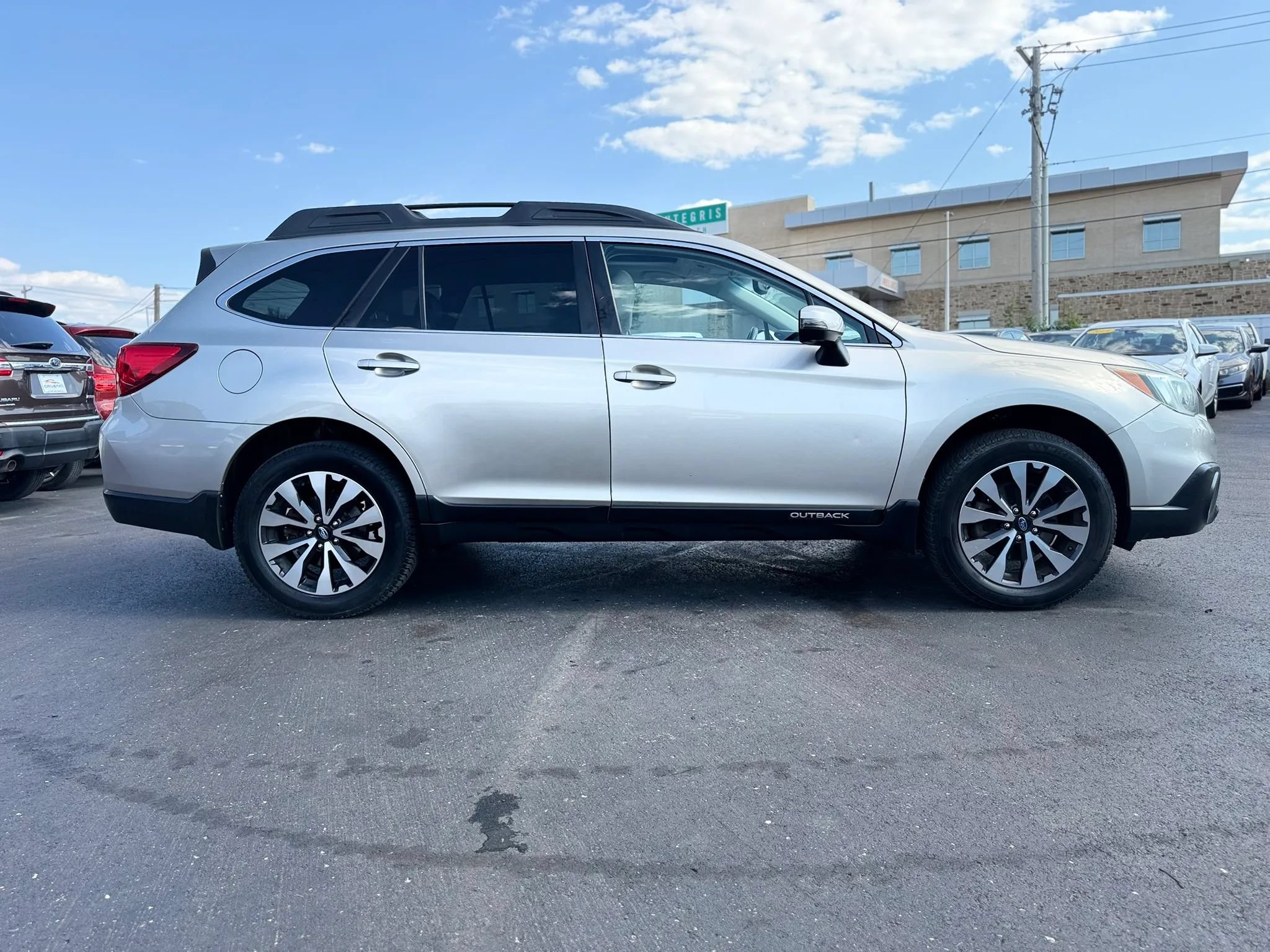Used 2017 Subaru Outback 2.5i Limited AWD/4WD image 2