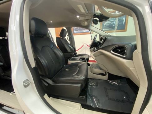 Used 2021 Chrysler Pacifica Touring-L FWD image 16