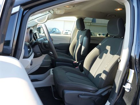 Used 2020 Chrysler Voyager L FWD image 10