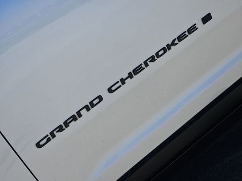 Used 2024 Jeep Grand Cherokee Altitude AWD/4WD image 11