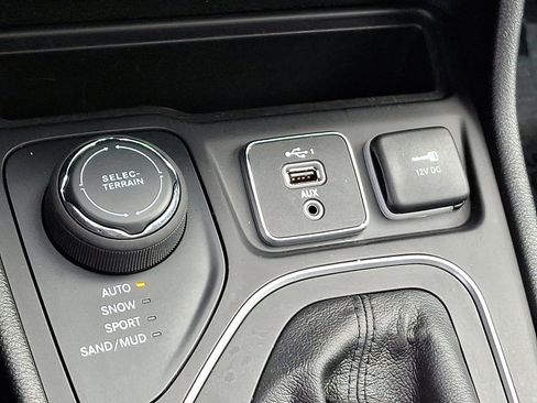 Certified 2021 Jeep Cherokee Latitude Plus w/ Sun & Sound Group image 26