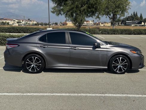 Used 2020 Toyota Camry SE image 2