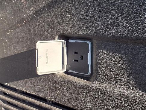 Used 2024 GMC Yukon XL SLE image 21