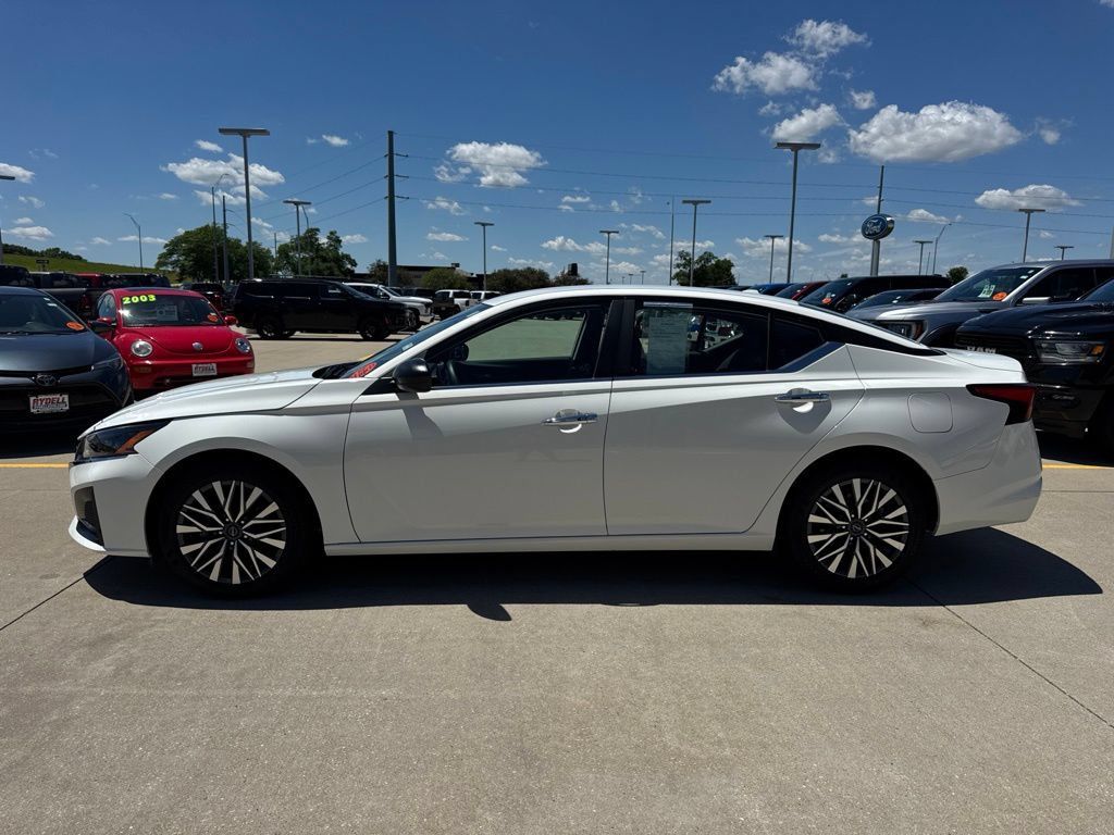 Used 2025 Nissan Altima 2.5 SV FWD image 23