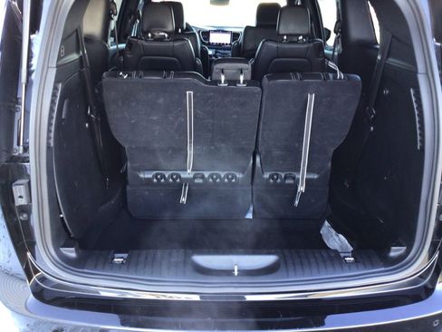 Used 2025 Chrysler Pacifica Select image 13