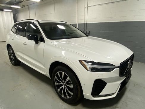 Used 2025 Volvo XC60 B5 Plus image 4