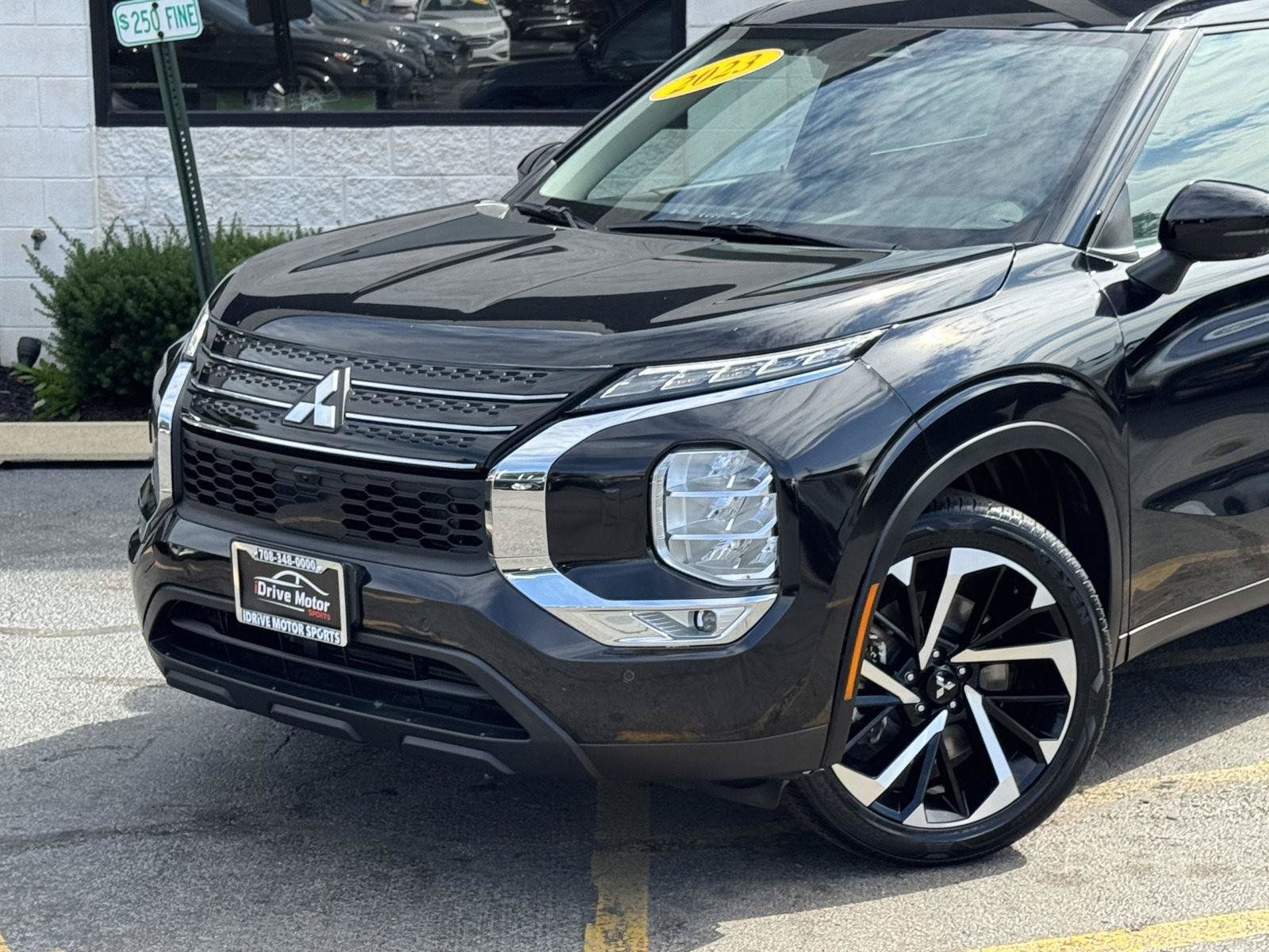 Used 2023 Mitsubishi Outlander ES AWD/4WD image 3