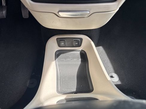 Used 2017 Chrysler Pacifica Touring-L FWD image 42