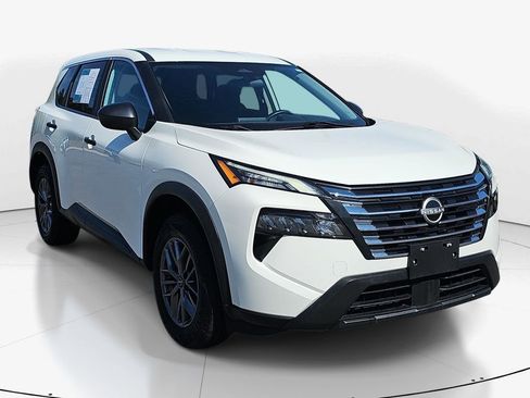 Used 2024 Nissan Rogue S FWD image 3