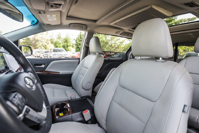 Used 2016 Toyota Sienna Limited Premium FWD image 39